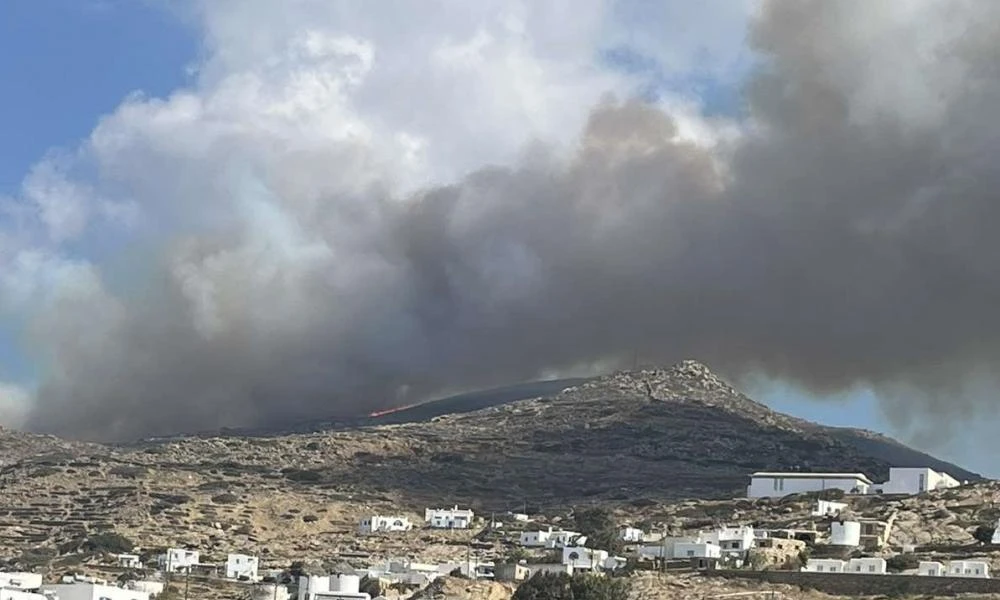 Ίος-Φωτιά: Έχουν κινητοποιηθεί εναέρια μέσα και πυροσβέστες από Αθήνα